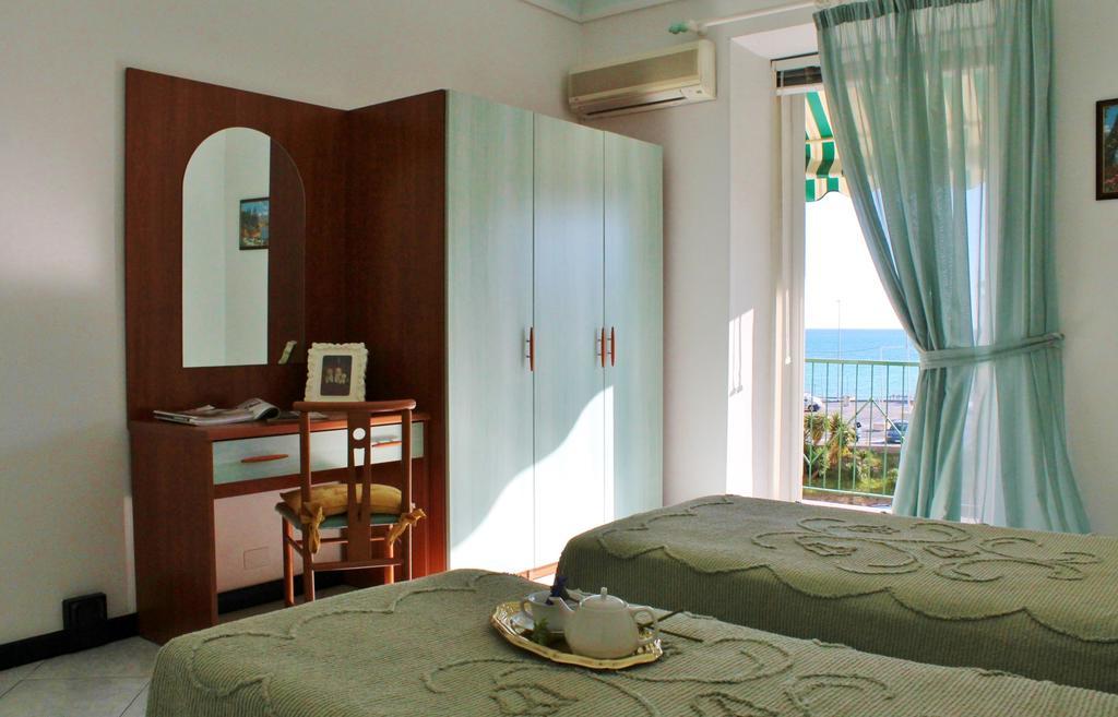 Appartamenti Mare Azzurro By Holiday World Albisola Superiore Exterior foto